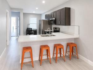 Work or Play Near Job Sites, Beach, Shops & Dining