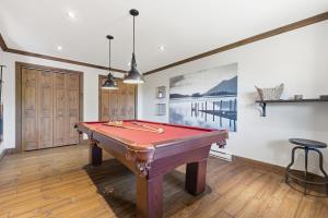 Coucher de soleil sur le Mont-Tremblant, Spa-Sauna-billard et foyer
