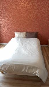 Wide bright room with 5Beds in two room!