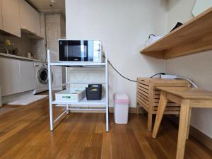 3mins walks from Sinchon Station Line 2 - Spacious Modern Studio
