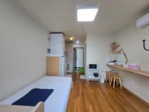 3mins walks from Sinchon Station Line 2 - Spacious Modern Studio