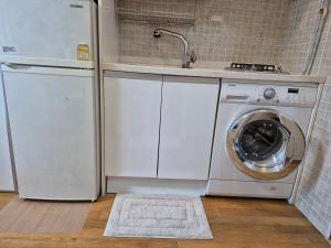 3mins walks from Sinchon Station Line 2 - Spacious Modern Studio