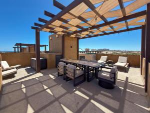 Luxury 3BR Villa Rooftop Pool Golf Views