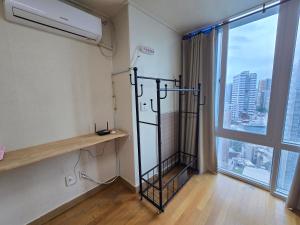 3mins walks from Sinchon Station Line 2 - Spacious Modern Studio
