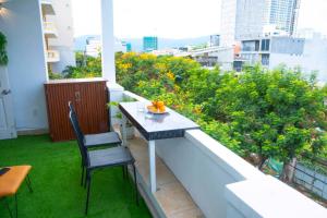 Luxury Studio Near The Beach, King Bed, Large Balcony, Full Kitchen, Bathtub and Shower,1000Mbps Wifi and 75in TV