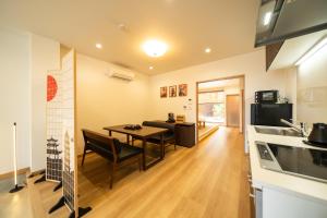 夏様八雲莊 5 minutes from Kyoto Nijo Station,Entire Kyomachiya with courtyard,Sleeps 8,Comfortable option with two bathrooms