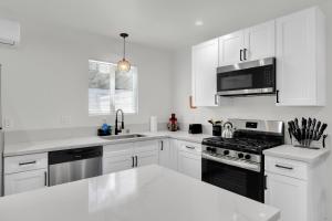 Mid-City Bungalow With Backyard