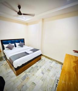 BUDGET FRIENDLY Fully Air - Condition, Hotel - RUDRAA GUES-T HOUSE - 600m From Kashi Vishwanath Temple & Best Comfortable and Peace Full Stay - Near Kashi Vishwanath Temple & Ganga Ghat Varanasi - BEST HOTEL IN VARANASI