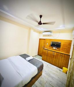 BUDGET FRIENDLY Fully Air - Condition, Hotel - RUDRAA GUES-T HOUSE - 600m From Kashi Vishwanath Temple & Best Comfortable and Peace Full Stay - Near Kashi Vishwanath Temple & Ganga Ghat Varanasi - BEST HOTEL IN VARANASI