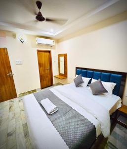 BUDGET FRIENDLY Fully Air - Condition, Hotel - RUDRAA GUES-T HOUSE - 600m From Kashi Vishwanath Temple & Best Comfortable and Peace Full Stay - Near Kashi Vishwanath Temple & Ganga Ghat Varanasi - BEST HOTEL IN VARANASI