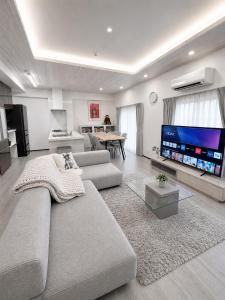 Room 701 Large 3LDK 98sqm Near Namba Big Balcony Ideal for Groups and Long Stay