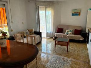 Santa Pola well located apartment with balcony