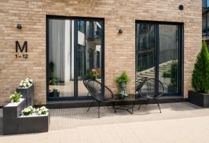Apt w-Terrace & Garage Prk, Netflix, NG Charm in Old Town