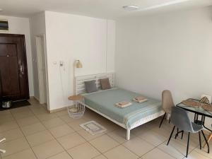 Bright studio for two with a mountain view