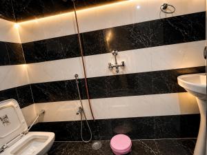 SWIMMING POOL HOTEL - BEST Comfort and PREMIUM HOTEL- SHEEVEE - Near Kashi Vishwanath Temple & Free Wi-Fi - Room Service & Warm Hospitality - BEST HOTEL IN VARANASI