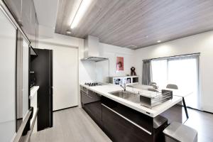 Room 701 Large 3LDK 98sqm Near Namba Big Balcony Ideal for Groups and Long Stay