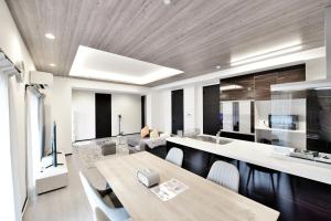 Room 701 Large 3LDK 98sqm Near Namba Big Balcony Ideal for Groups and Long Stay