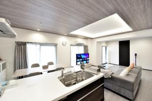 Room 701 Large 3LDK 98sqm Near Namba Big Balcony Ideal for Groups and Long Stay
