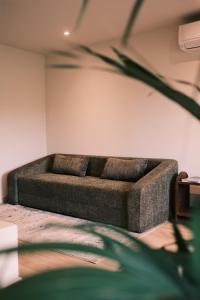 New, fully equipped 1-bedroom apartment, Tennis, 2 bikes included, AC