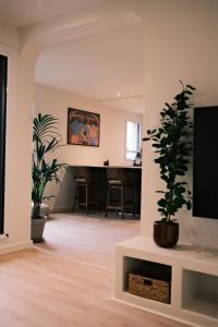 New, fully equipped 1-bedroom apartment, Tennis, 2 bikes included, AC