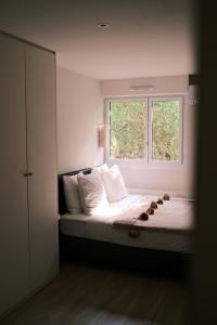 New, fully equipped 1-bedroom apartment, Tennis, 2 bikes included, AC