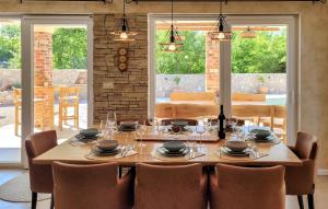 Cozy Home In Milohnici With Sauna
