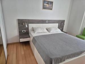 Apartment Melitta with pool access