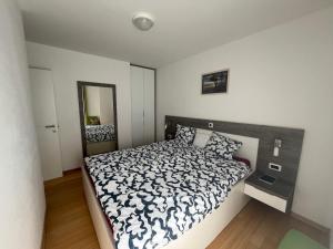 Apartment Melitta with pool access