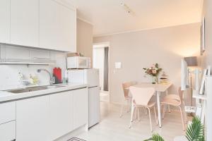 Line 2 , Direct access to Seongsu, Jamsil, Hongdae, DDP , 2-story accommodation for 6 people , Hotel bedding , KSPO, Lotte World