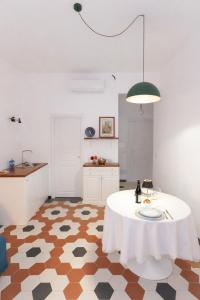 Apartment a short walk from the center, 150m from Metro A