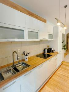 Golden Light Residence - Luxury Spacious Holiday Condo with Sea view