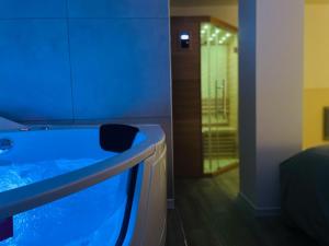 Suite Émeraude - Romance avec Spa Privé - 402
