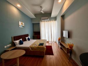 Budget Friendly Escape with skyline- Gaur City