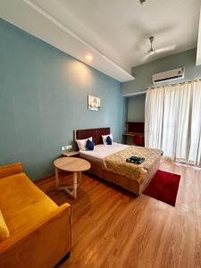 Budget Friendly Escape with skyline- Gaur City