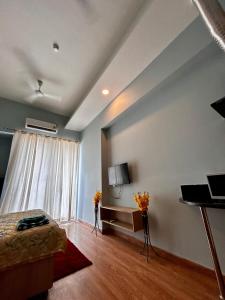 Budget Friendly Escape with skyline- Gaur City