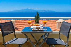 Luxury townhouse with pools, solarium, gas barbecue and sea views in Puerto de Santiago