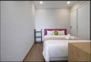 Elegant High Floor 2-Bedroom with Amazing Night View at Green Bay Hanoi