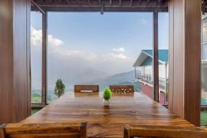 The Cedar Peak Retreat l Restaurant and Cafe l Forest Treks l Kufri by Exotic Stays