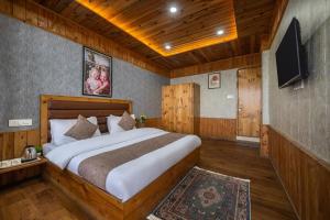 Valley Vista Rooms l Restaurant and Cafe l Forest Treks l Kufri by Exotic Stays