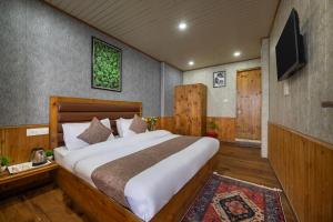 Valley Vista Rooms l Restaurant and Cafe l Forest Treks l Kufri by Exotic Stays