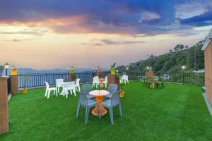 Valley Vista Rooms l Restaurant and Cafe l Forest Treks l Kufri by Exotic Stays