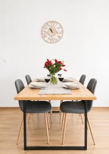 Lumina I Comfy 3-room Apartment with Balcony I AC I Coffee Maker I Parking