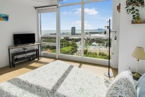 CN Tower Lux Suites - GYM - Pool - Hot Tub - Yoga - Steps to Toronto Stadium & FIFA Fan Fest