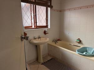 Spacious 4 Bedroom house,Pool,2 En-suites