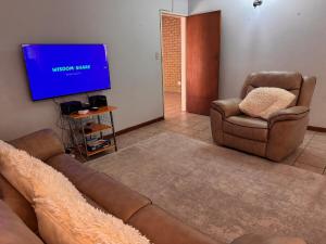 Spacious 4 Bedroom house,Pool,2 En-suites