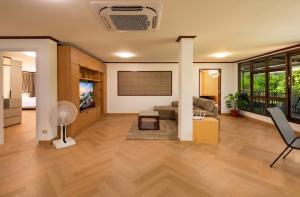 Luxury 3BR 230sqm 5 min to BTS Sukhumvit 26