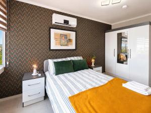 Hadrian Olive Flat by Maxi Homes Walk to Hadrian Gate