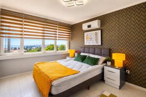Hadrian Sky Bright Apartment with Sea & City Views Close to Old Town