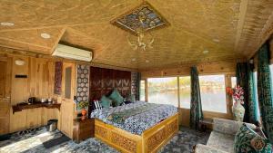 Premium group of houseboats