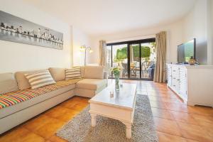 Tropical garden, big terrace, pools, sleeps 4